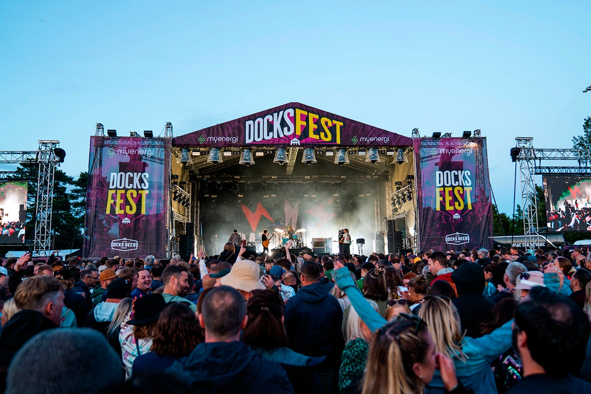 Docks Fest 2024 photograph of the crowd watching Razorlight - Full Colour